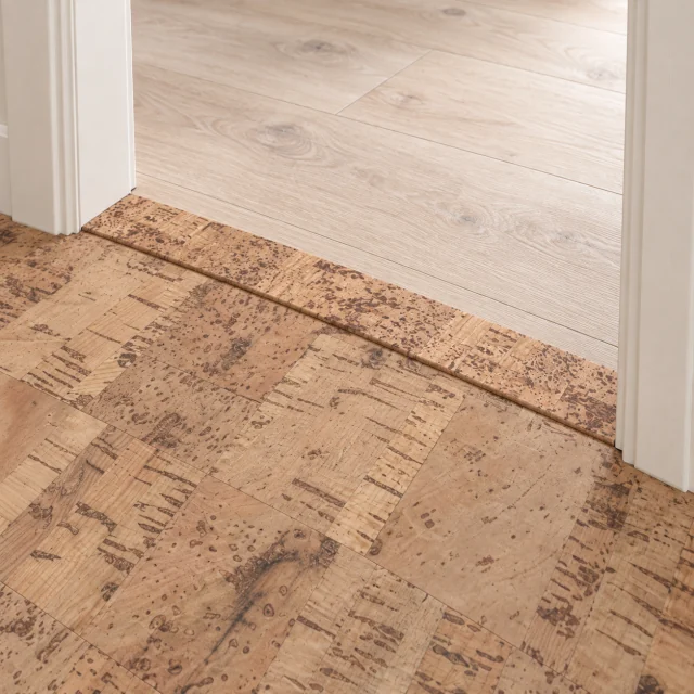 Quadro B T-molding transition — installed view with product profile inset