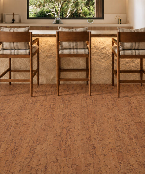 Amber Streak - 1/2" (12mm) - Cork Floating (FASt12) Medium-brown Amber Streak floating cork flooring covers a compact home bar with stone island and cushioned stools.