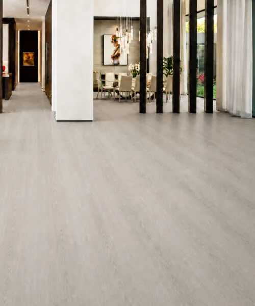 Light Grey Oak - 13/32" (10.5mm) - Design Cork Floating (FLG10.5) Open-plan home with light grey oak cork flooring, modern dining area, and large windows